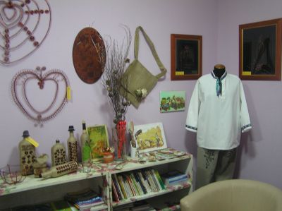 På väggen i foajén visas exempel på "drotárstvo" - arbeten utförda med hjälp av metalltråd. På väggen i foajén visas exempel på "drotárstvo" - arbeten utförda med hjälp av metalltråd.